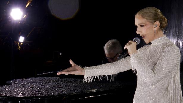 Céline Dion bei ihrem Auftritt auf dem Pariser Eiffelturm