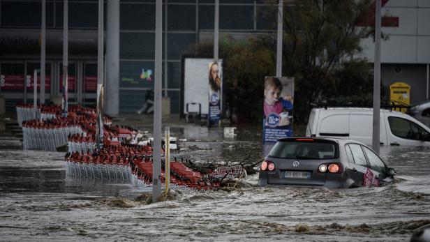 Autos im Hochwasser in der Stadt Givors