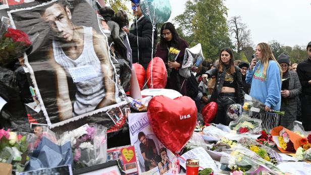 Mit einer Mahnwache haben Fans von Liam Payne um den früheren One-Direction-Sänger getrauert. Mehr als 100 Menschen versammelten sich im Londoner Hyde Park.