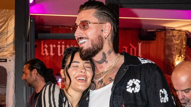 Mike Heiter und Leyla Lahouar haben sich verlobt. Zu dem romantischen Moment kam es am Sonntagabend live in der Reality-Show "Promi Big Brother".