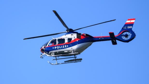 Ein Polizeihubschrauber kreiste nach einem Banküberfall über Innsbruck