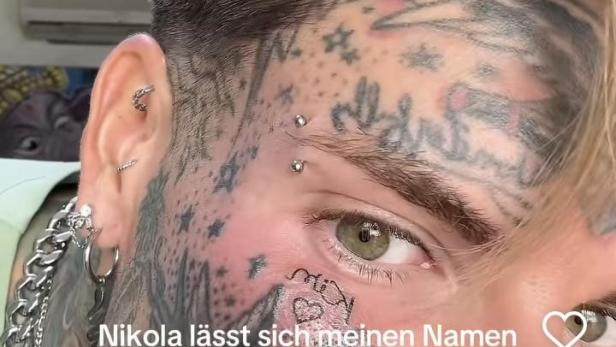 Niko Glumac lässt sich Kim Virginias Namen ins Gesicht tätowieren