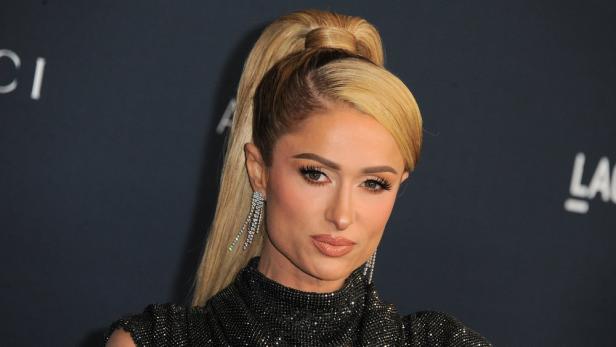 Paris Hilton: Blonde Frau mit schwarzem Kleid und Pferdeschwanz