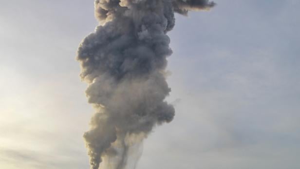 Aschewolke des Mount Ibu reicht vier Kilometer in den Himmel