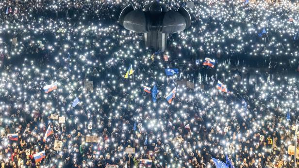 Lichtermeer bei Anti-Regierugns-Demo in Bratislava