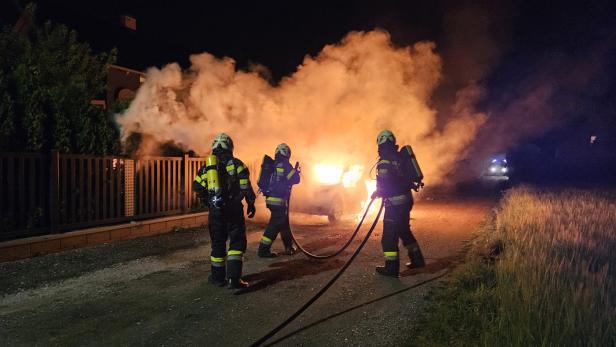 Ein Auto der Zeugen Jehovas ging wegen einer Bombe in Flammen auf