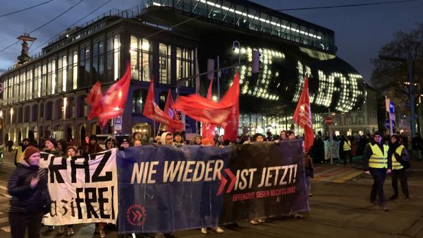 Aktivisten zogen am Kunsthaus vorbei zum Hauptplatz