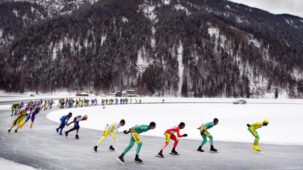 Zahlreiche Eisläufer sind derzeit am Weißensee unterwegs