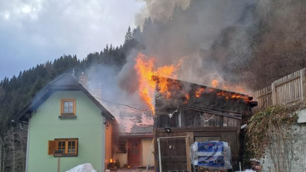 Feuerwehr verhinderte Übergreifen der Flammen auf das Wohnhaus