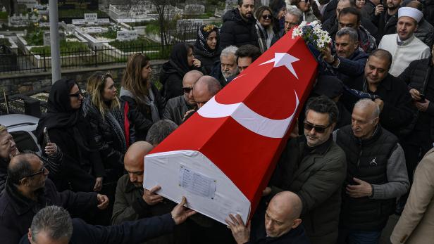 Trauernde beim Begräbnis eines der Opfer in Istanbul