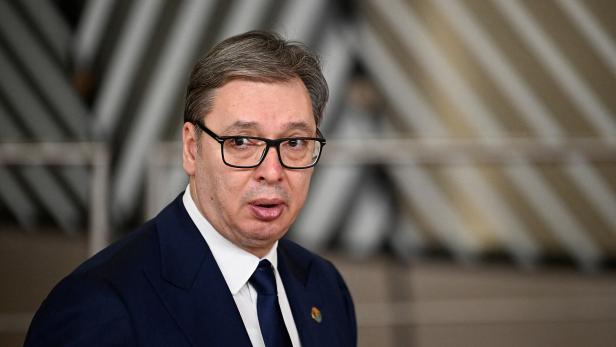 Präsident Vucic erwägt Urnengang im April