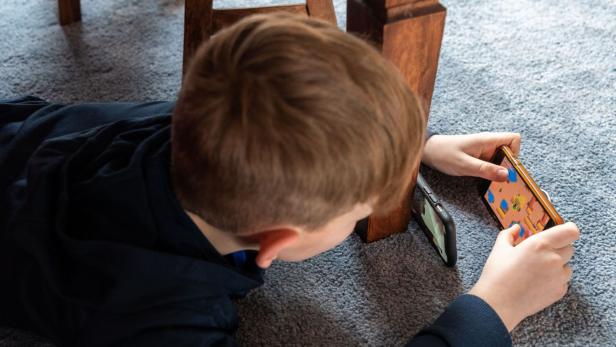 In der Klasse gibt es in einigen Bundesländern künftig kein Handy mehr