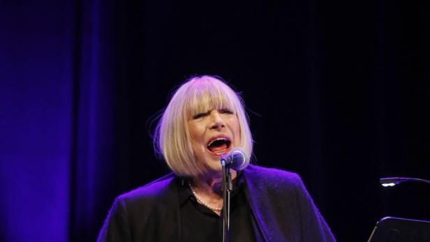 Marianne Faithfull 2016 bei einem Konzert im Pariser Bataclan