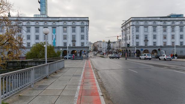 Kurze Sperre der Nibelungebrücke während der Demo "Linz gegen Rechts"