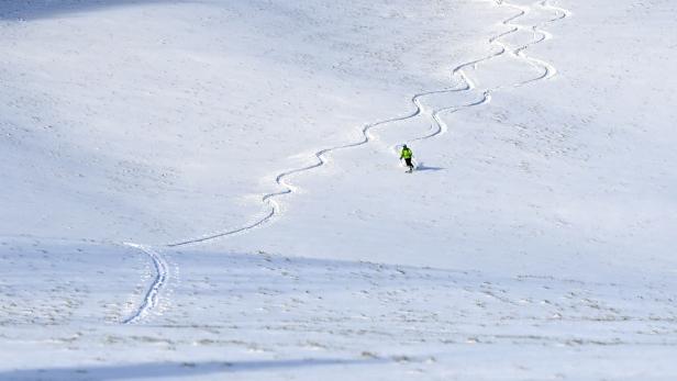 Ein Skifahrer wurde bei einer Freerideabfahrt in Tirol verschüttet