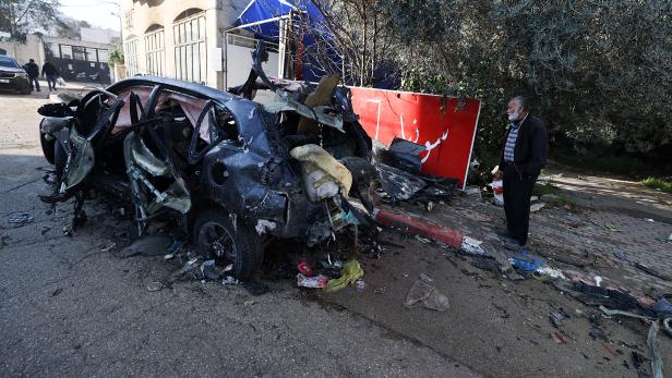 Von Israels Armee angeriffenes Auto in Qabatiya - Zwei Tote