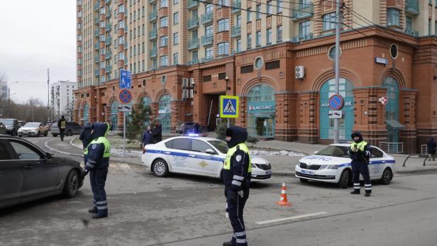 Polizeiaufgebot vor dem betroffenen Gebäude in Moskau