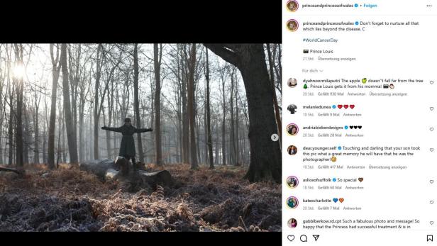 Prinzessin Kate im Wald mit ausgebreiteten Armen im Wald