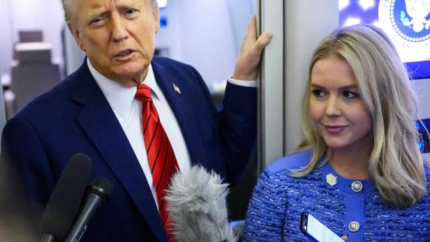 US-Präsident Donald Trump mit Sprecherin Karoline Leavitt,