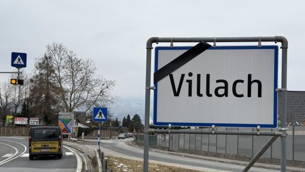 Trauerflor auf der Ortstafel nach dem Anschlag von Villach