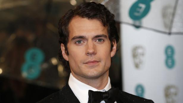 Henry Cavill poses as he arrives for the British Academy of Film and Arts (BAFTA) awards ceremony at the Royal Opera House in London February 10, 2013. REUTERS/Suzanne Plunkett (BRITAIN - Tags: ENTERTAINMENT) (BAFTA-ARRIVALS)