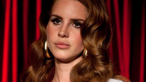 Lana Del Rey verteidigt ihren netzartigen Mundschutz