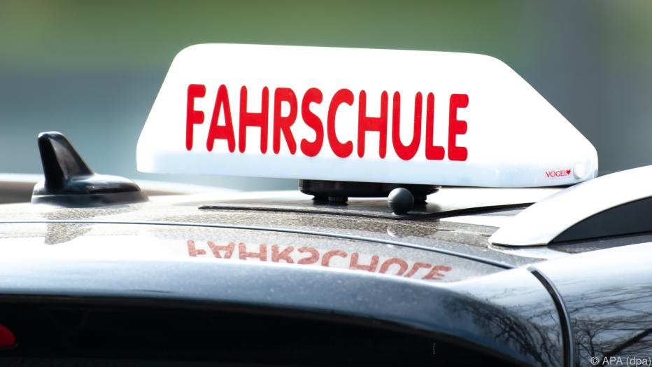 Praktische Pkw-Führerschein-Prüfung und Fahrstunden erlaubt
