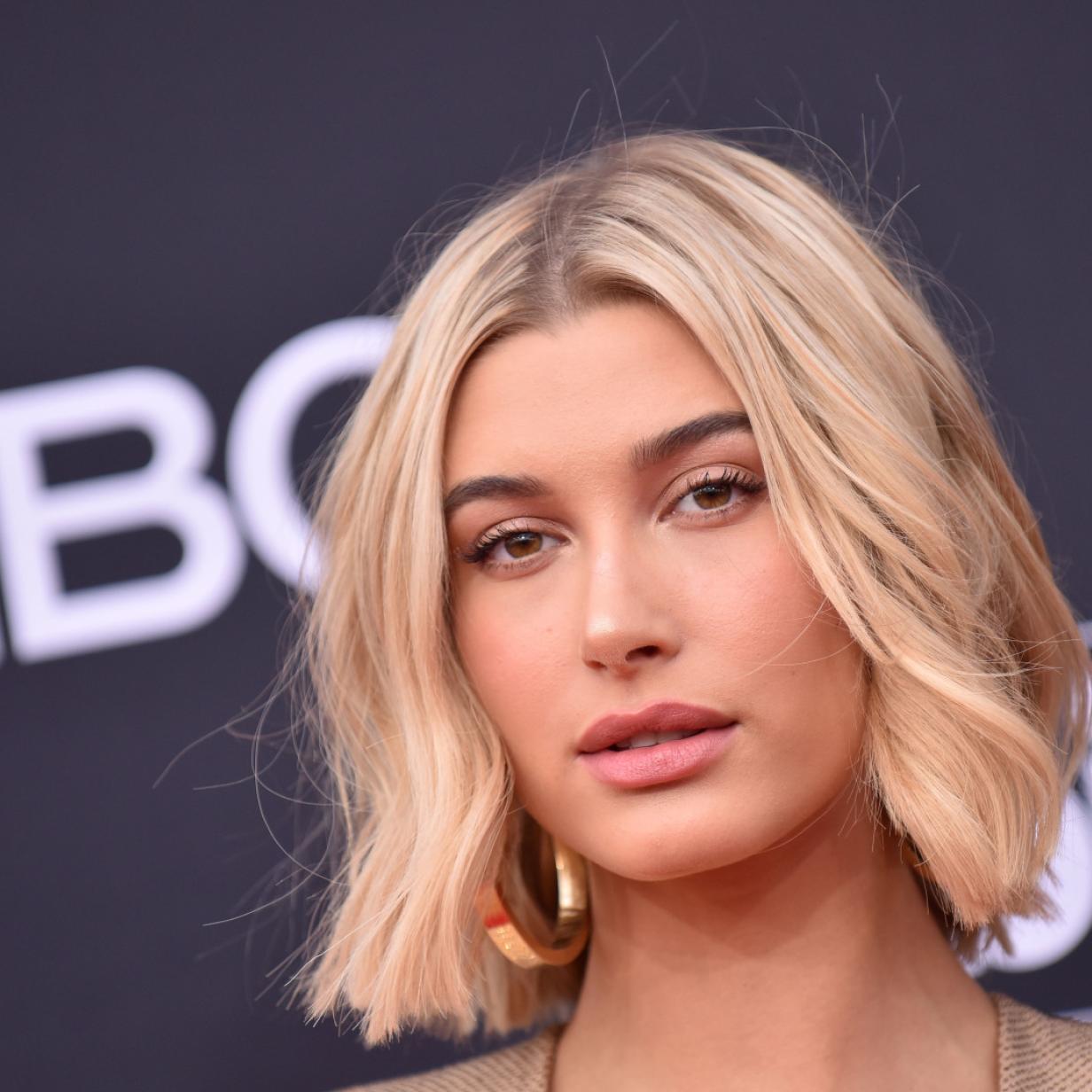 Hailey Bieber Erklart Wie Sie Justin Mit Seiner Akne Geholfen Hat