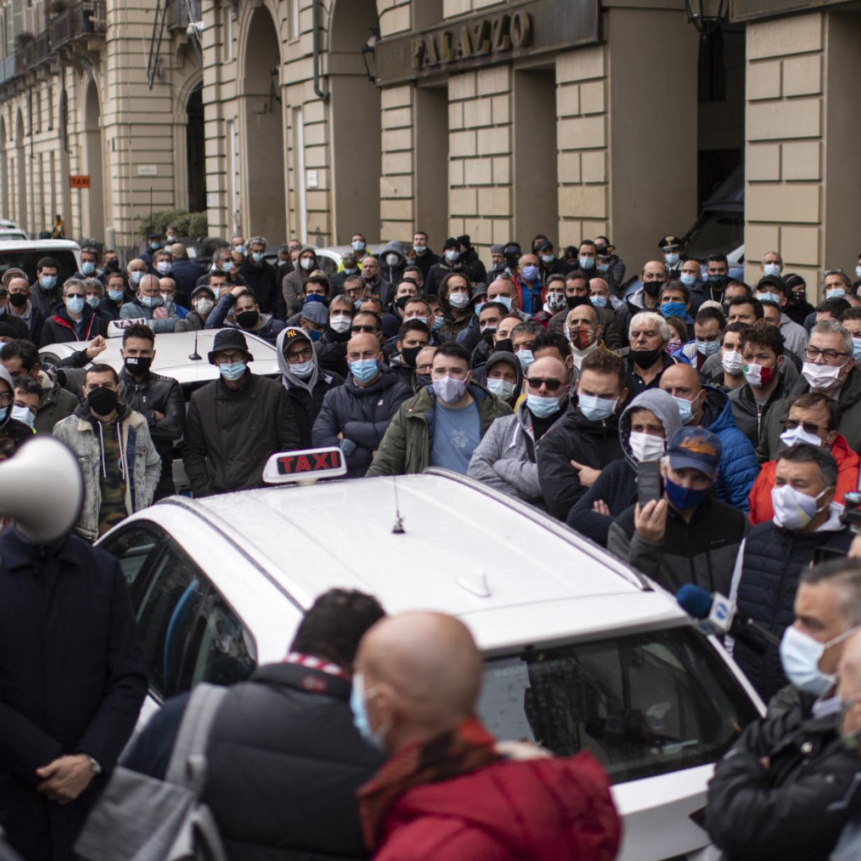 Proteste In Ganz Italien Gegen Scharfe Corona Massnahmen