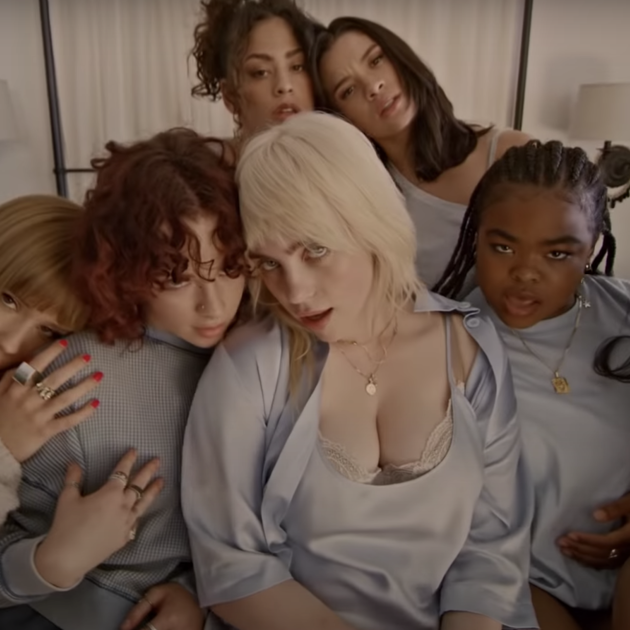 Billie Eilish auf TikTok: Meine Brüste sind rausgefallen