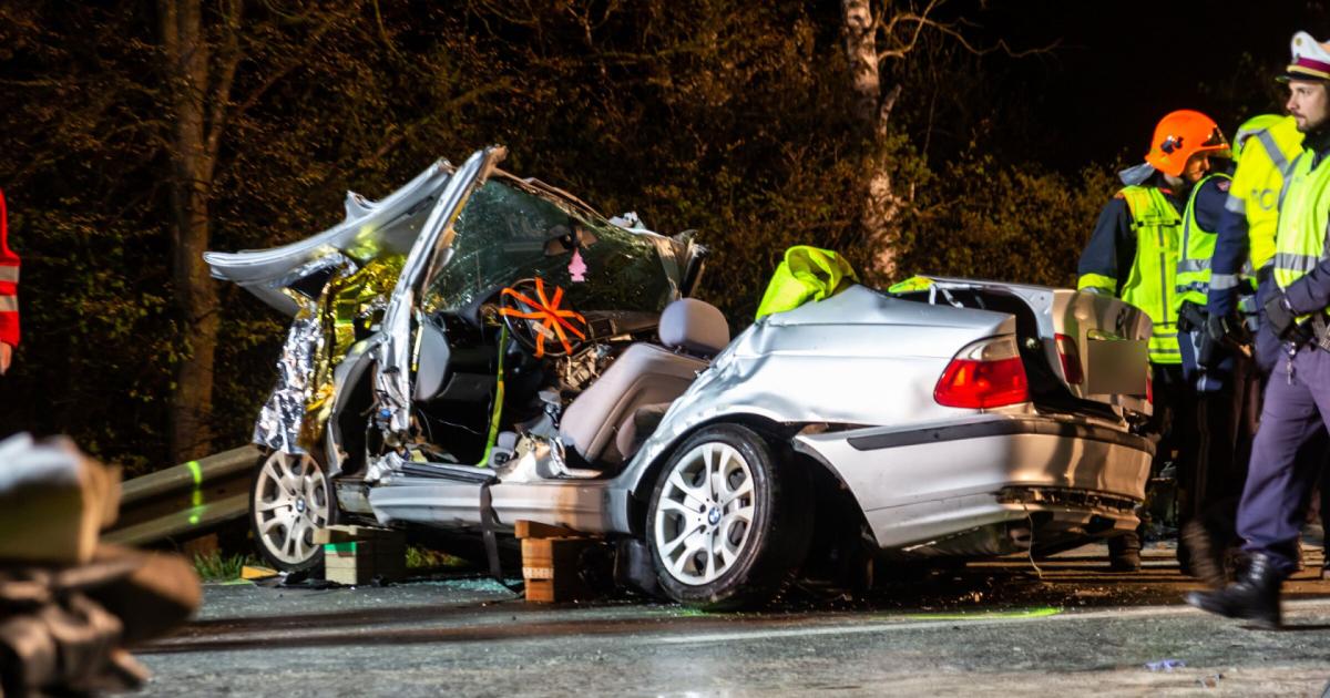 Verkehrsunfall Mit Drei Toten Auf Der B1