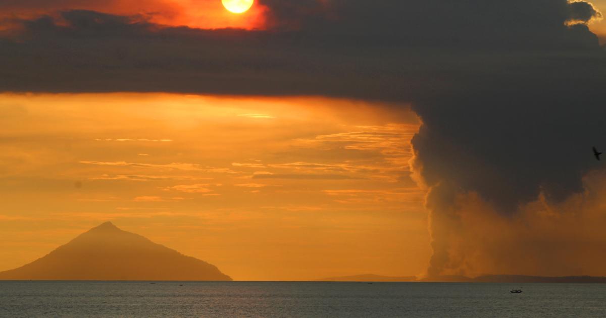 Indonesia tingkatkan status waspada gunung berapi Anak Krakatau