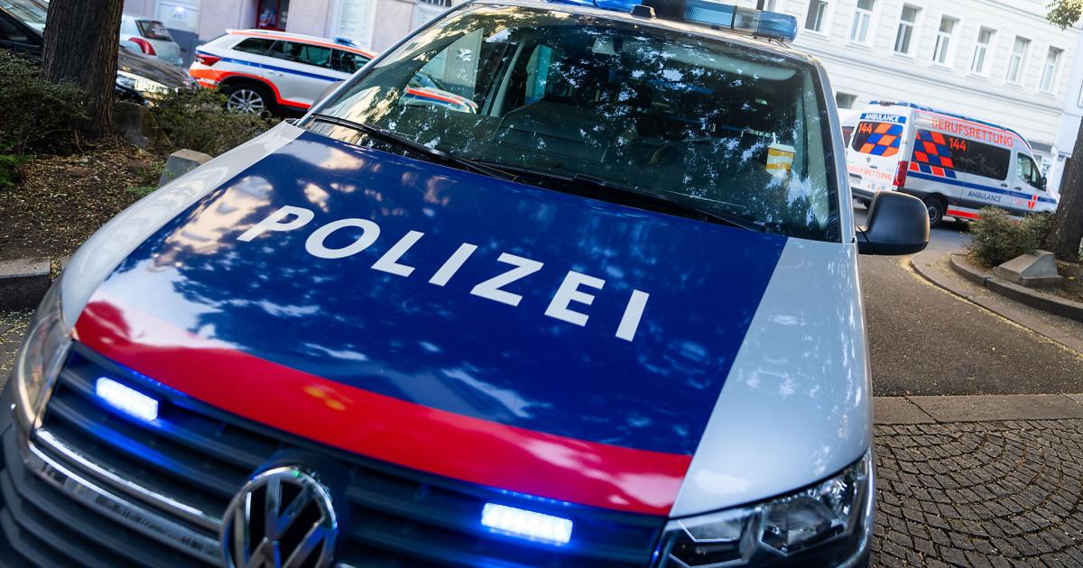 Frau-vom-Kontrahentin-in-Wien-mit-hei-em-Kaffee-verletzt